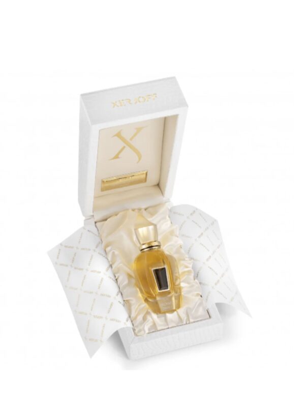 Perfume Xerjoff Pikovaya Dama 100 ml presentado en estuche blanco satinado con interior dorado, frasco de cristal dorado sobre seda.