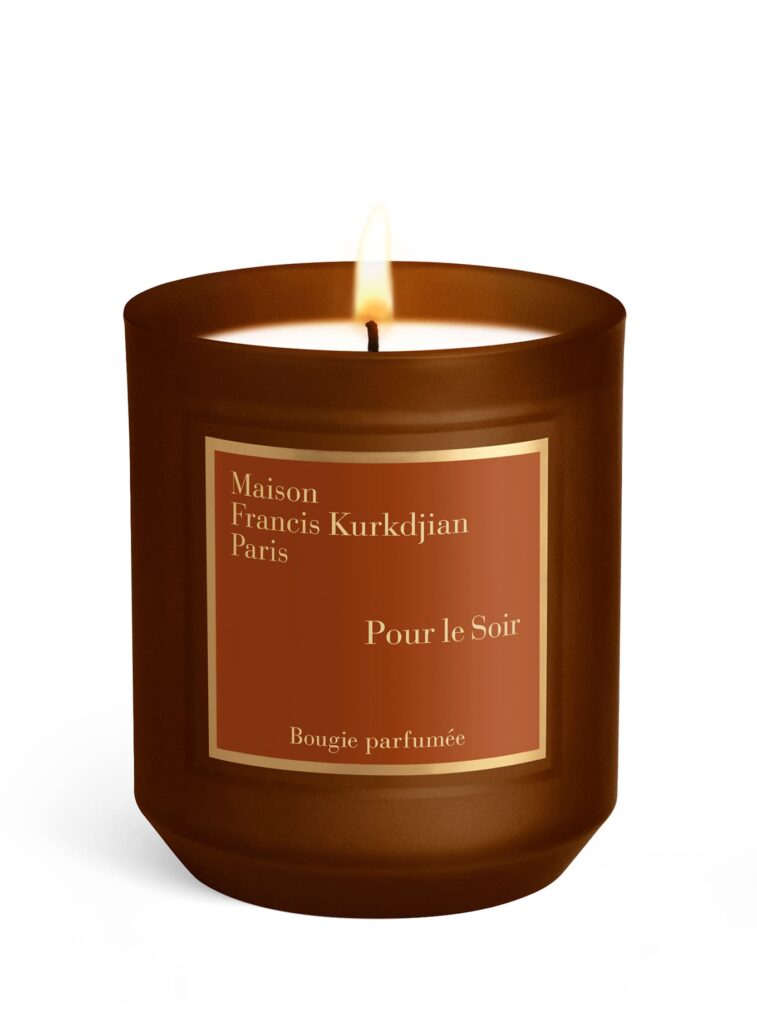 Pour le Soir vela perfumada de Maison Francis Kurkdjian encendida en vaso de vidrio ámbar"