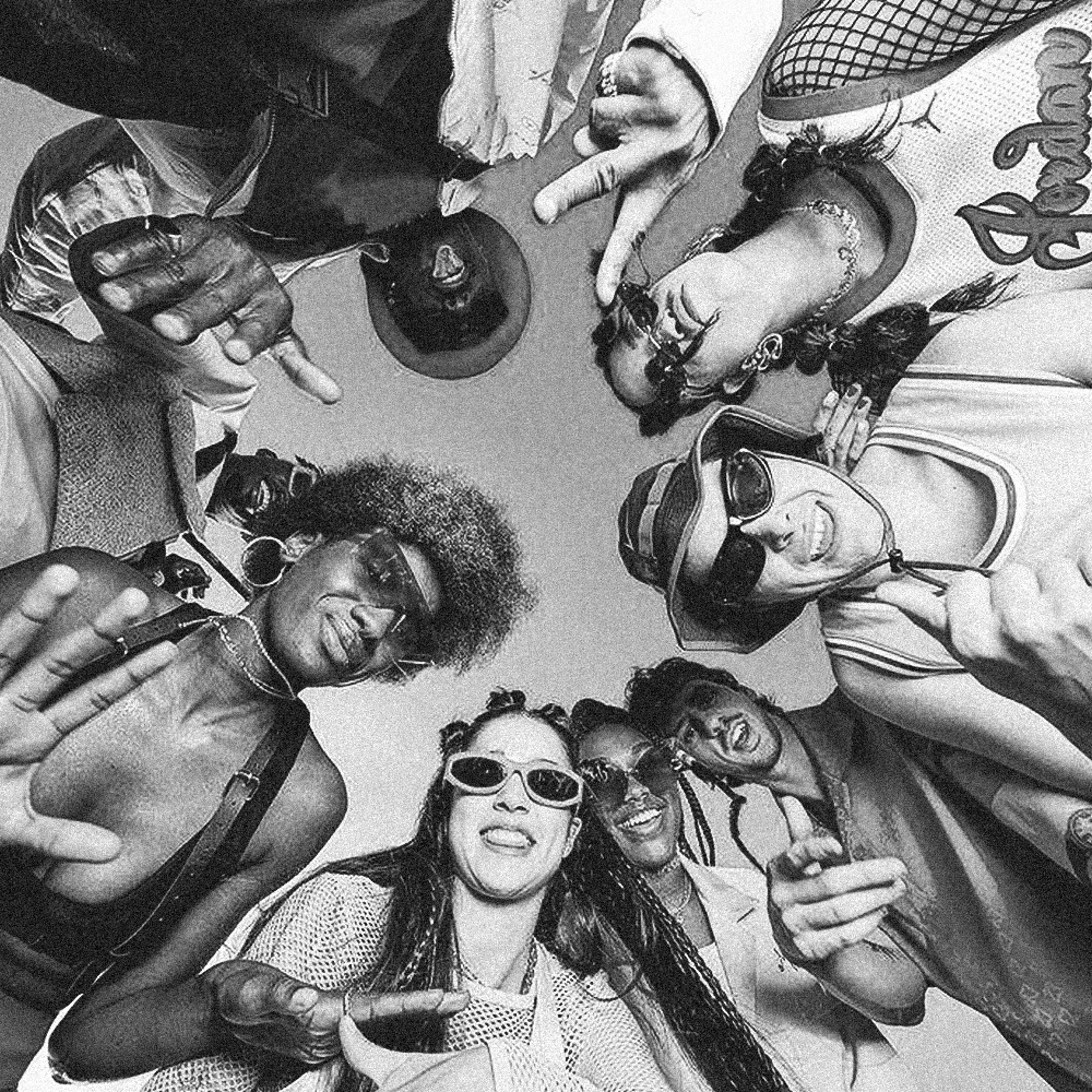 Grupo de jóvenes con estilo urbano ideal para elegir perfumes frescos y modernos para adolescentes