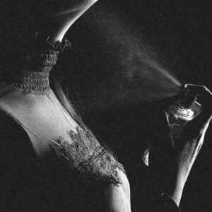 Aplicación de perfume en el cuello con vaporizador, ejemplo de cómo usar fragancias correctamente