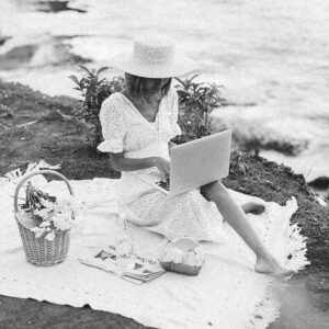 Mujer trabajando junto al mar durante una experiencia sensorial y relajada