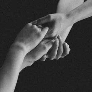 Dos personas agarrándose de las manos, momento íntimo asociado al recuerdo olfativo