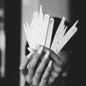 Tiras olfativas utilizadas para probar perfumes nicho en perfumería