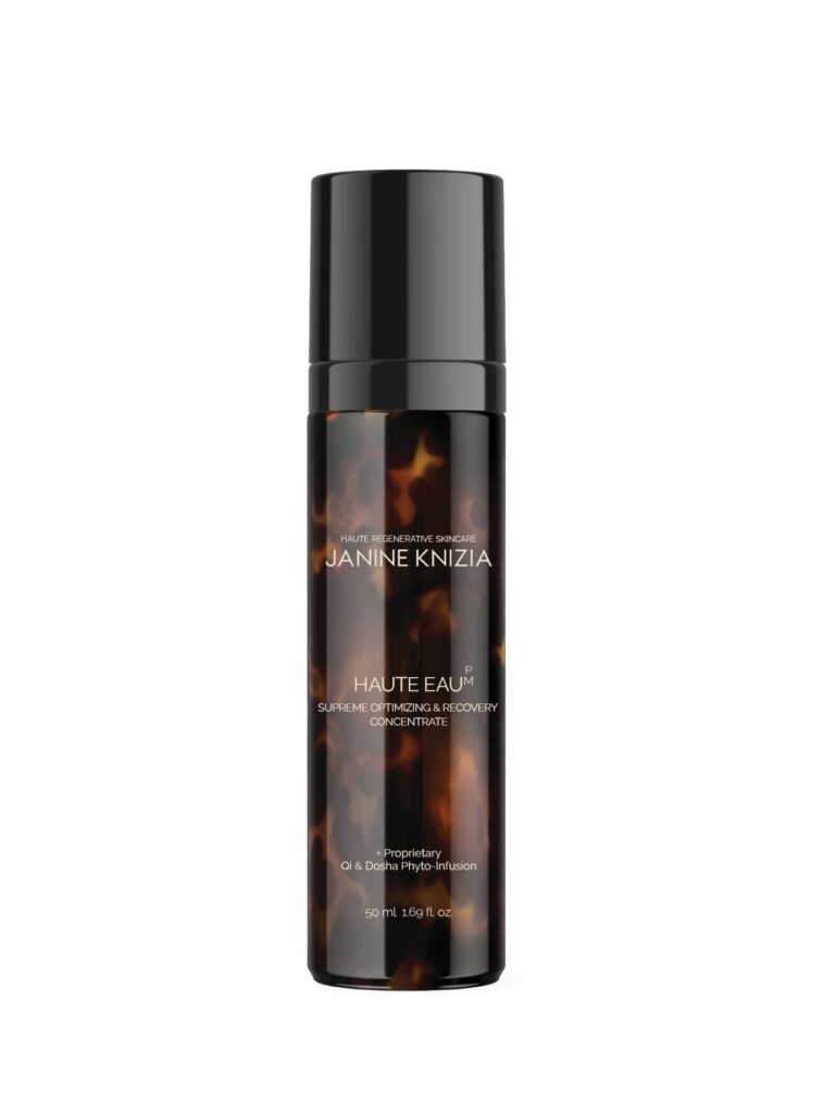 Concentrado Haute Eau PM de Janine Knizia formulado para optimizar la recuperación de la piel durante la noche y favorecer un aspecto más descansado.