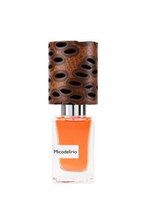 Frasco de perfume Micodelirio de Nasomatto sobre fondo claro, extrait de parfum con tapón de madera tallada y líquido color ámbar.