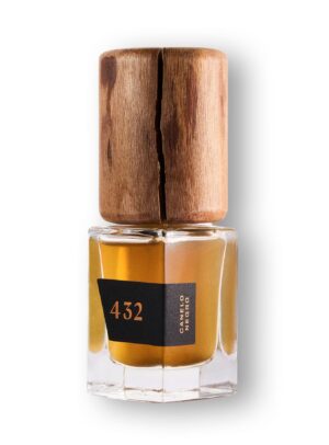 Diseño minimalista de la fragancia Canelo Negro de 432, con líneas limpias, materiales naturales y una estética contemporánea.