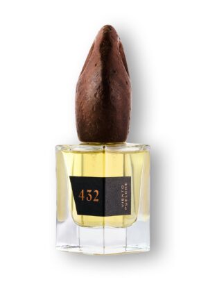Frasco de perfume Viento Puelche de 432 elaborado con materiales naturales y estética de autor, reflejando la identidad de la perfumería mestiza.