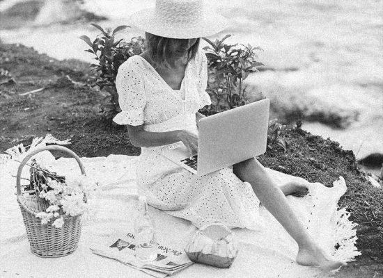 Mujer trabajando junto al mar durante una experiencia sensorial y relajada