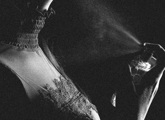 Aplicación de perfume en el cuello con vaporizador, ejemplo de cómo usar fragancias correctamente