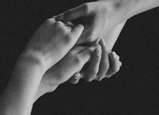 Dos personas agarrándose de las manos, momento íntimo asociado al recuerdo olfativo